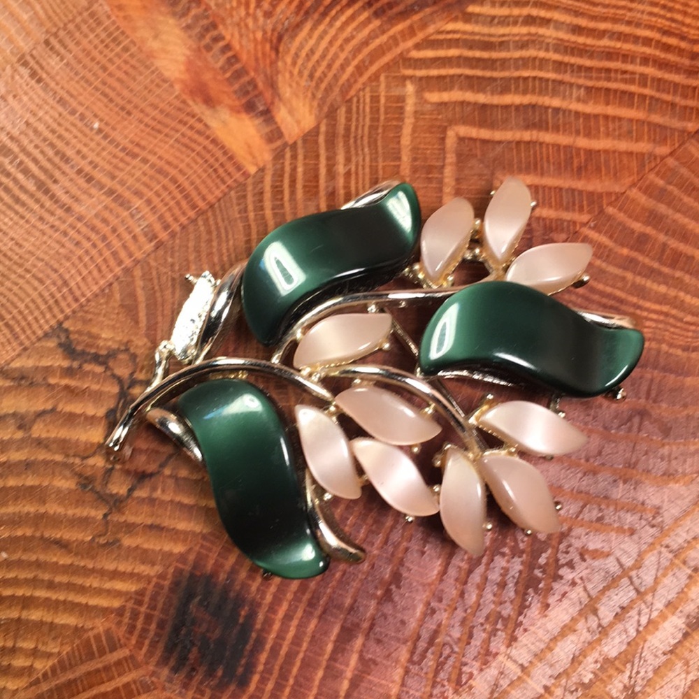 Botanical motif brooch